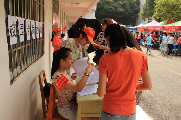 服务于迎新岗位的学生党员2